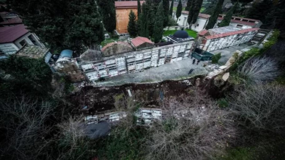 Imagini apocaliptice. Zeci de sicrie au ajuns într-o râpă, după ce o parte dintr-un cimitir s-a prăbușit, în Italia